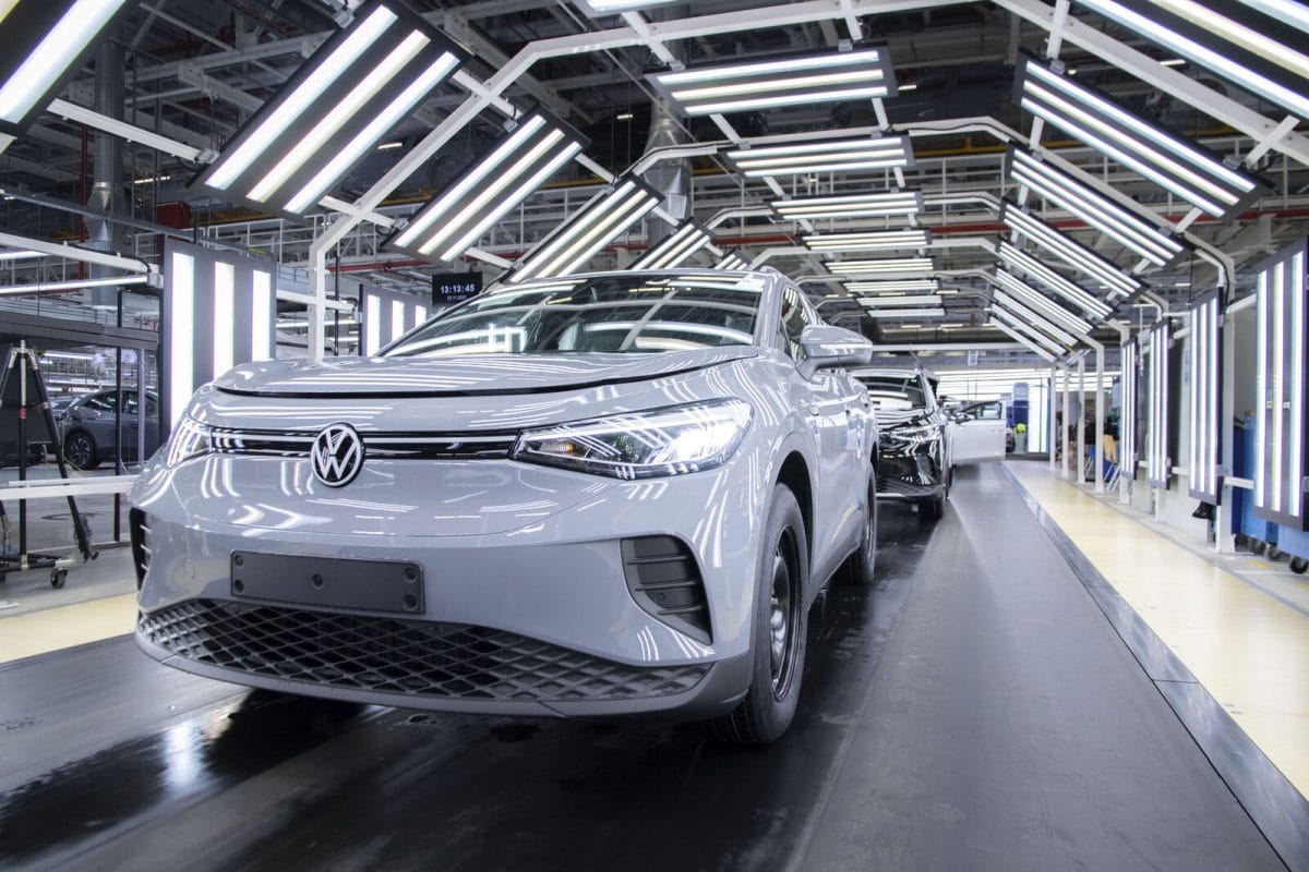 Spaľováky ustupujú. Volkswagen ruší zmeny pre Golf, lacné elektromobily trhajú rekordy