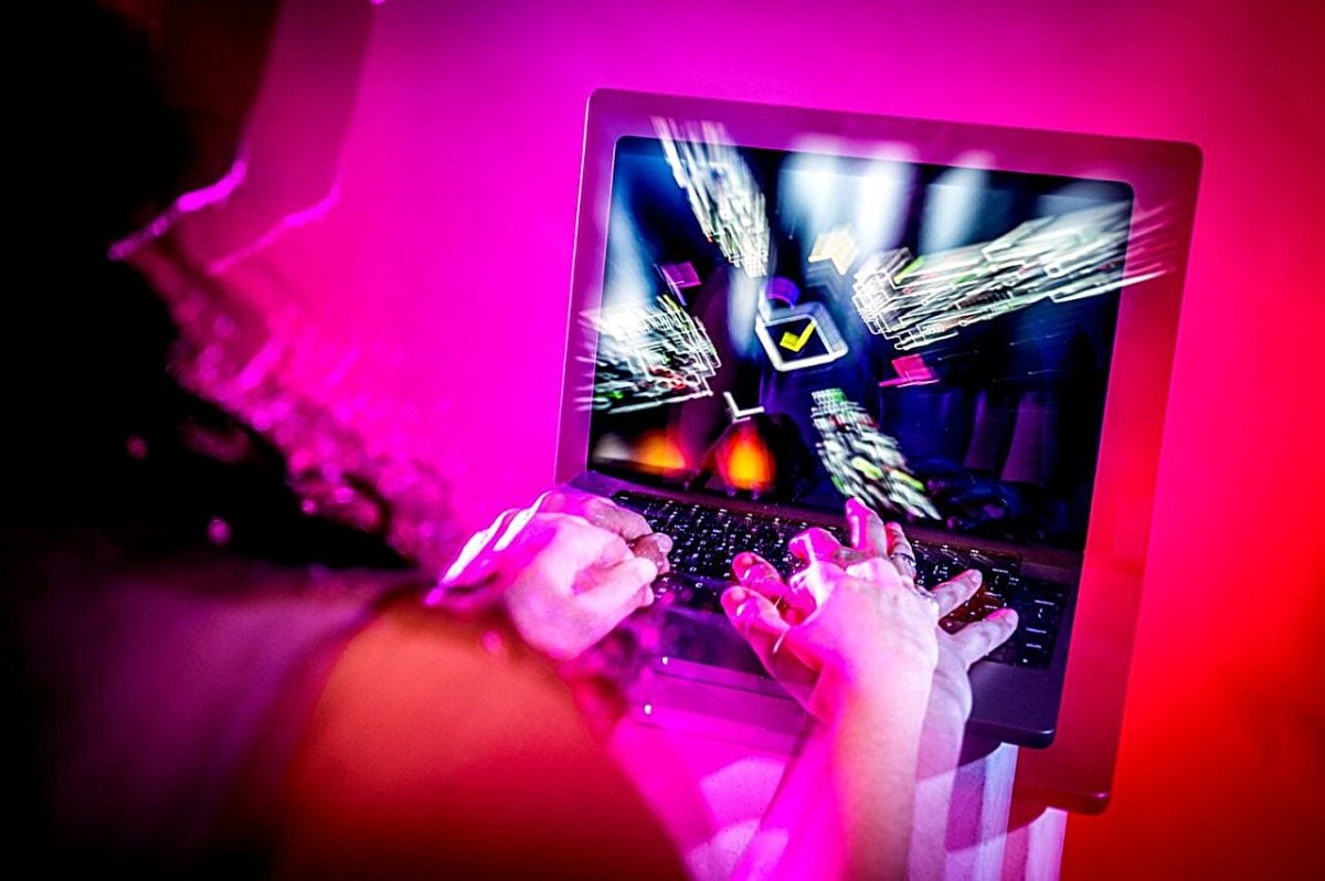 Špehovanie na pracovisku naberá obludné rozmery. Softvér na sledovanie potajomky odosiela vaše dáta gigantom ako Google či Facebook Zamestnanec za počítačom monitorovaný sledovacím softvérom