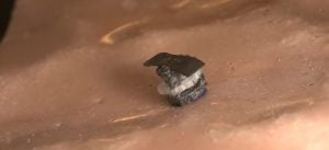 Miniatúrny chirurgický robot z NTU Singapore na bielom pozadí