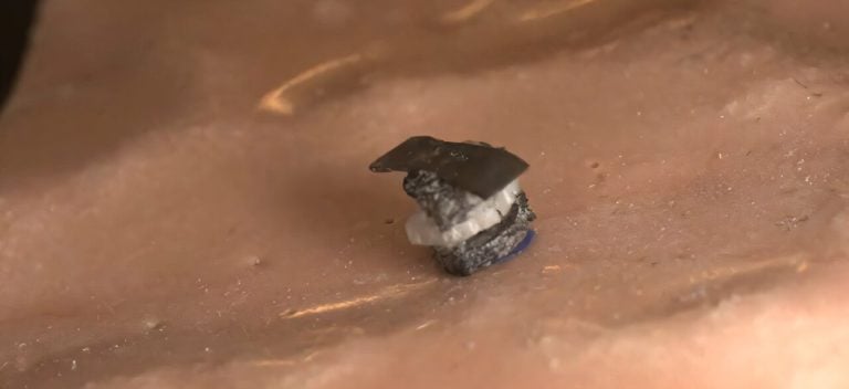 Miniatúrny chirurgický robot z NTU Singapore na bielom pozadí
