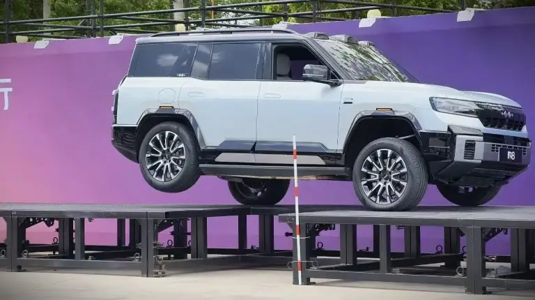 SUV BYD Denza B8 jazdiace na troch kolesách vďaka aktívnemu podvozku.