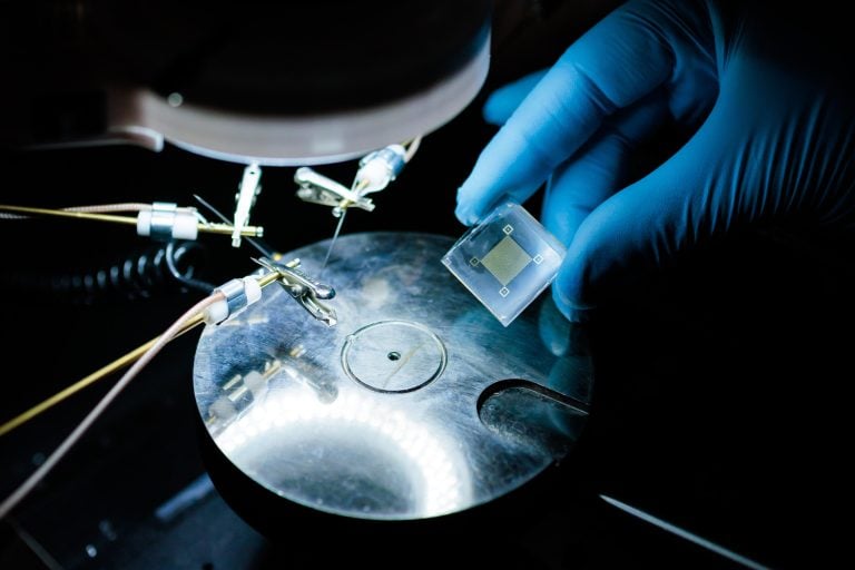 Ohybná elektronická náplasť vyvinutá na University of Chicago