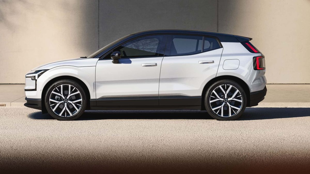 Volvo chystá prekvapenie: Zrušený lacný elektromobil nahradí väčším modelom, cenu chce udržať nízko Volvo EX30 na ceste