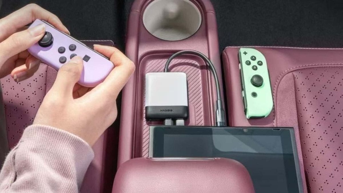 Záber na Nintendo Switch pripojený k obrazovke elektromobilu Firefly