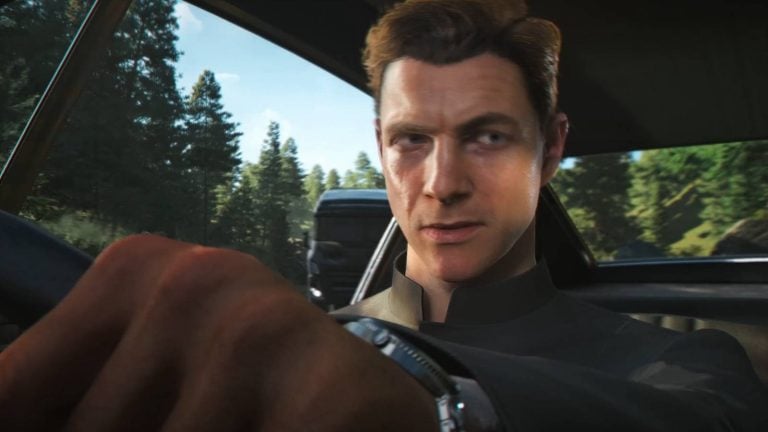 Mladý James Bond šoféruje auto v 007 First Light