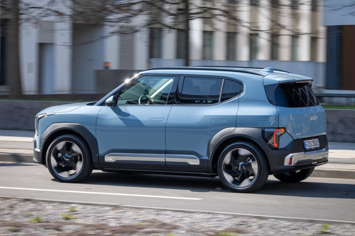 Kia EV2 vyzerá na ceste veľmi dospelo a stabilne.