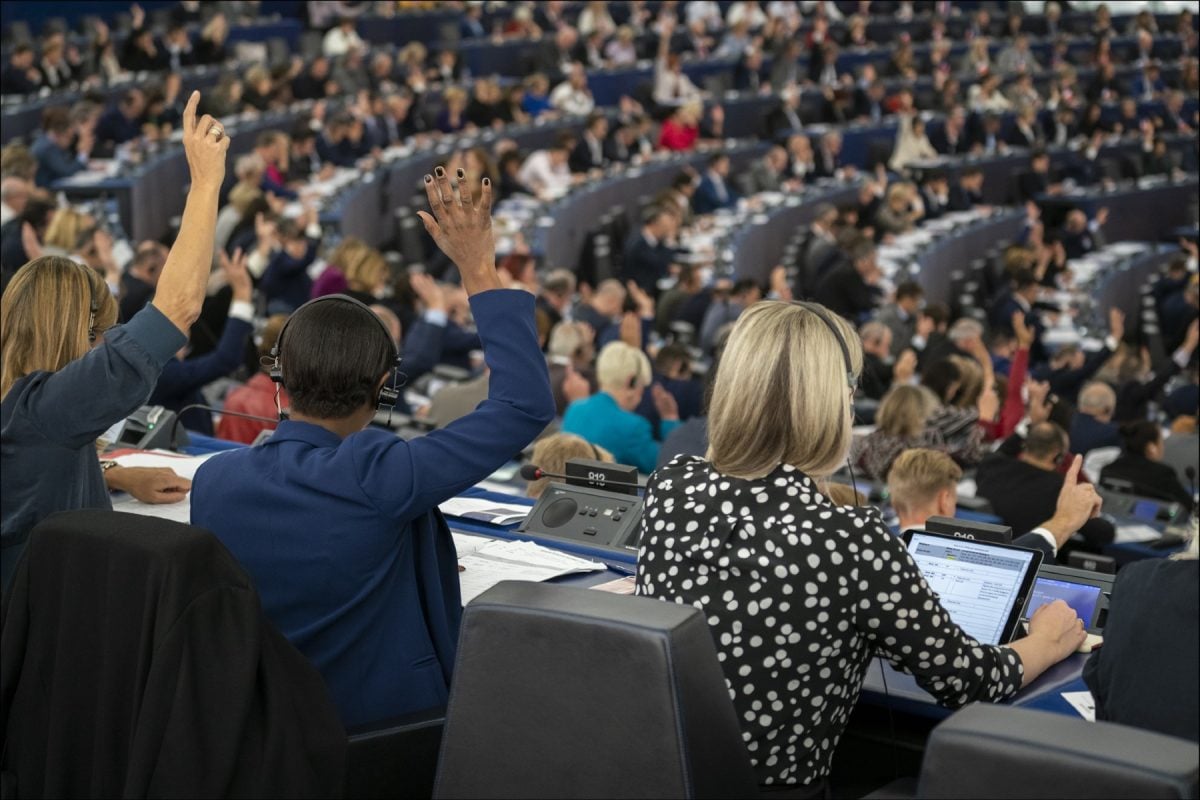 Koniec spaľovákov vo firmách? EÚ chystá tvrdú ranu pre služobné autá na benzín a naftu, zmeny pocíti aj Slovensko