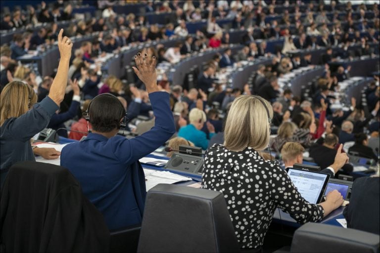 Koniec spaľovákov vo firmách? EÚ chystá tvrdú ranu pre služobné autá na benzín a naftu, zmeny pocíti aj Slovensko