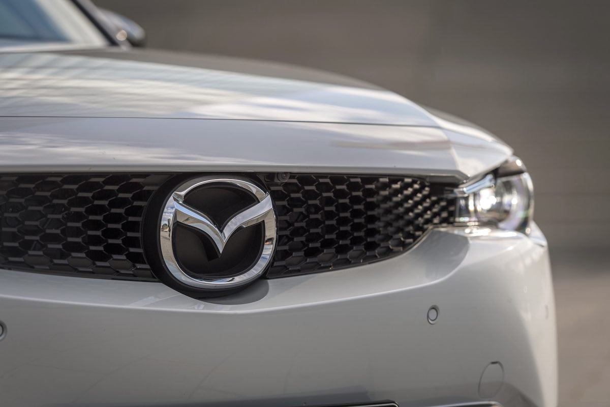Detail loga Mazda na prednej maske vozidla