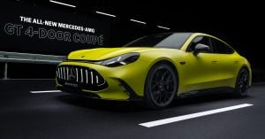 Zadná časť nového plne elektrického Mercedes-AMG GT 4-Door Coupé na ceste