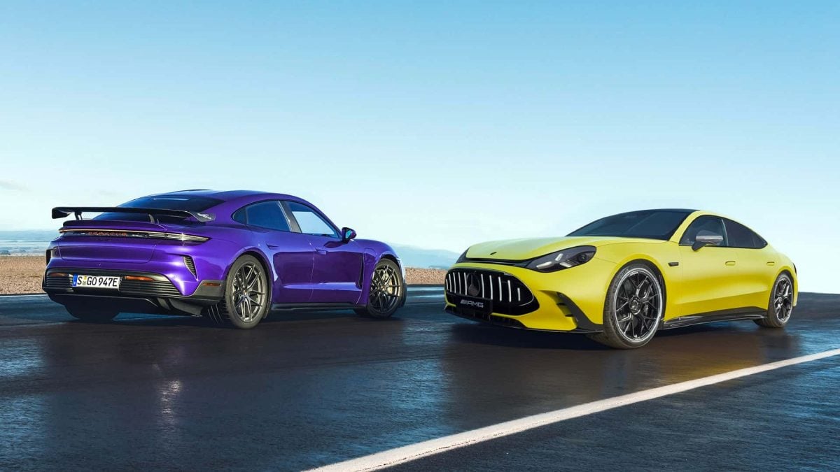 Mercedes-AMG GT 4-Door EV v porovnaní s modelom Porsche Taycan Turbo GT na pretekárskom okruhu.