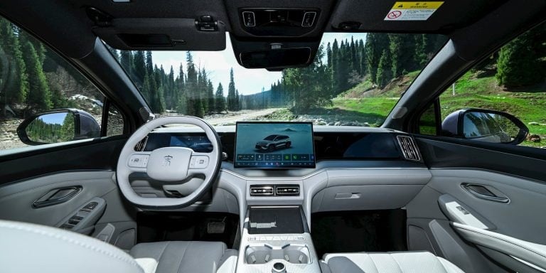 Moderný a minimalistický interiér nového SUV
