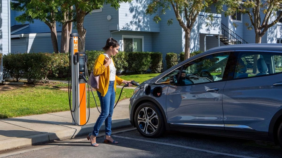 ChargePoint rieši nočnú moru obyvateľov bytoviek: Tisíce nových nabíjačiek pribudnú priamo pred vchodmi Elektrická nabíjacia stanica pred bytovým domom