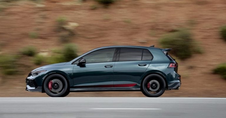 Koncept Volkswagen Golf EV na nabíjacej stanici