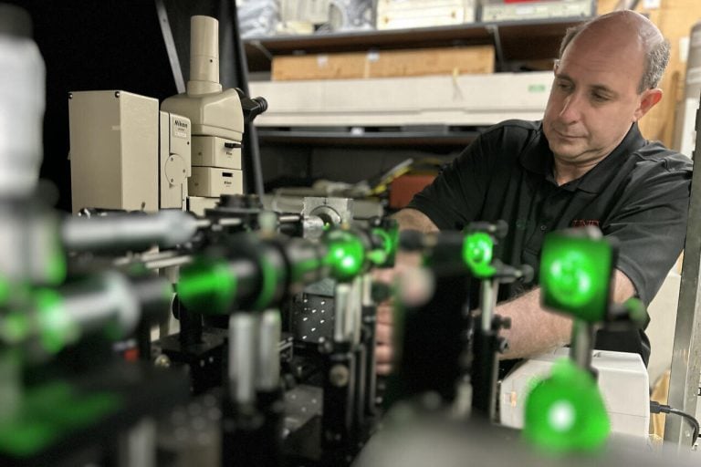Michael Pravica v laboratóriu skúma vplyv röntgenového žiarenia na batérie