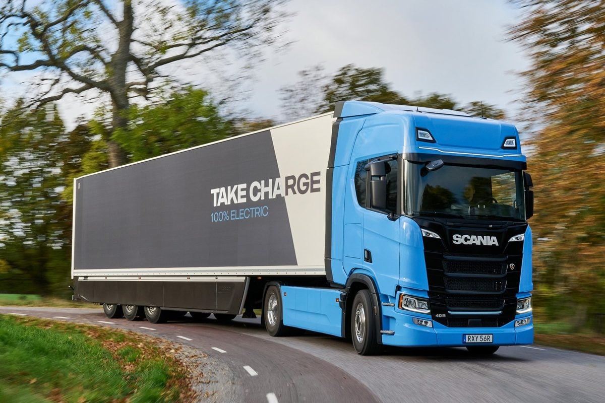 Dojazd cez 800 km a TOP výkon: Scania spúšťa predaj prelomového elektrického ťahača Novy elektricky kamion Scania s bateriami pod kabinou