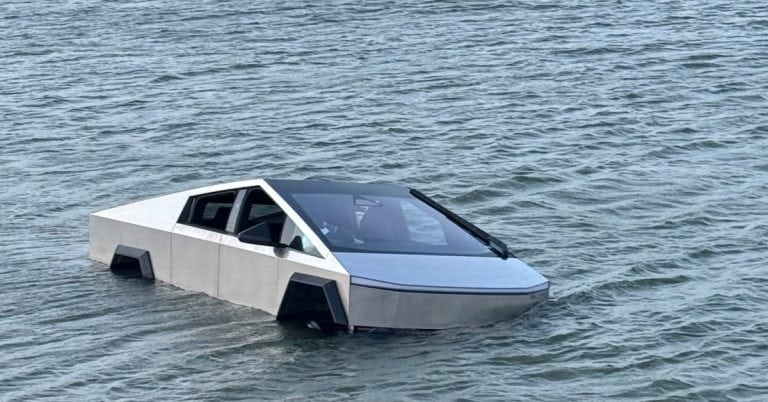 Tesla Cybertruck uviaznutá vo vode v jazere Grapevine Lake
