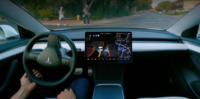 Tesla Full Self-Driving v reálnej premávke