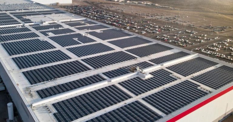 Solárne panely na streche Gigafactory spoločnosti Tesla v Nevade