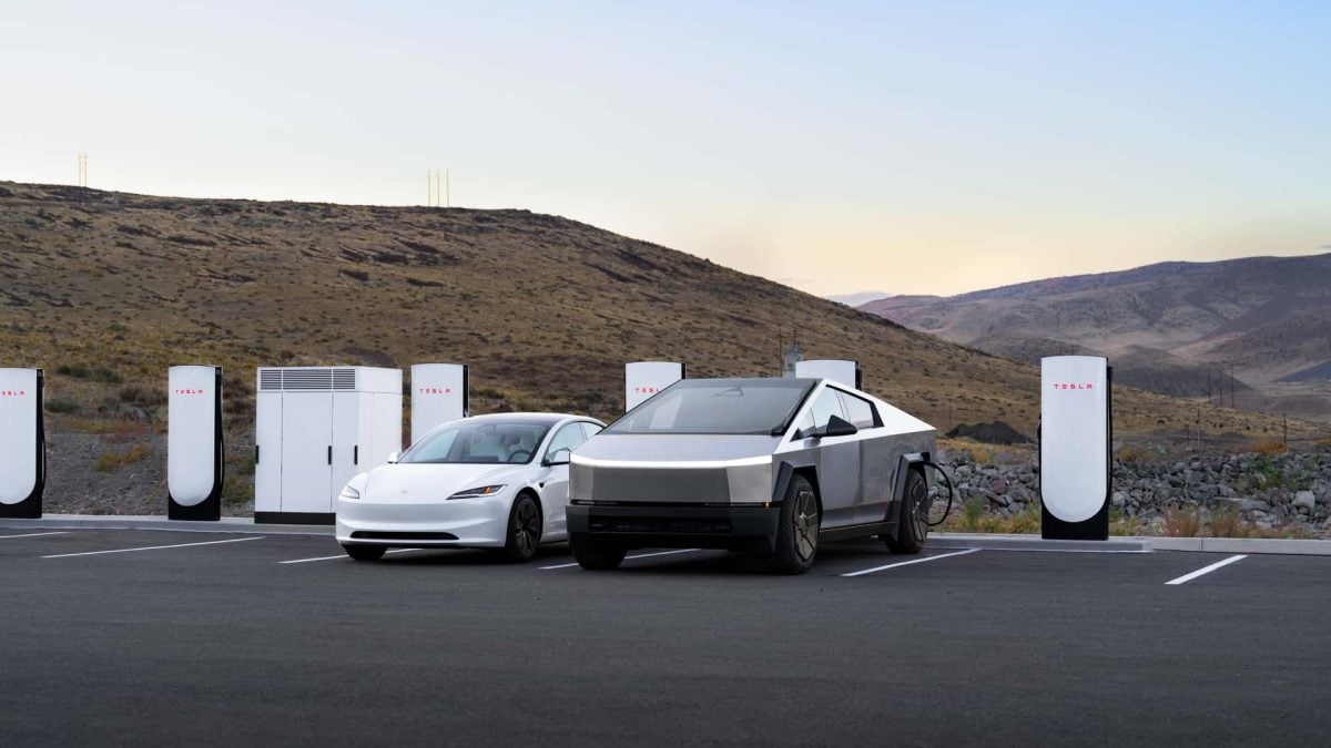 Nabíjacia stanica Tesla Supercharger V4 v teréne