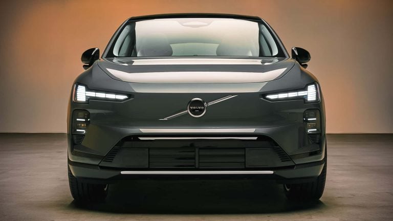 Nové elektrické Volvo EX60 zaparkované v modernom prostredí
