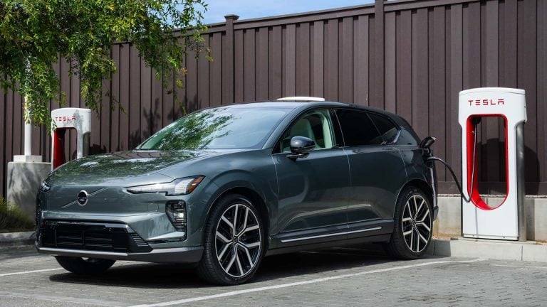 Volvo EX60 nabíjané na stanici Tesla Supercharger