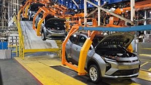 Pohľad na montážnu linku elektromobilu Chevrolet Bolt
