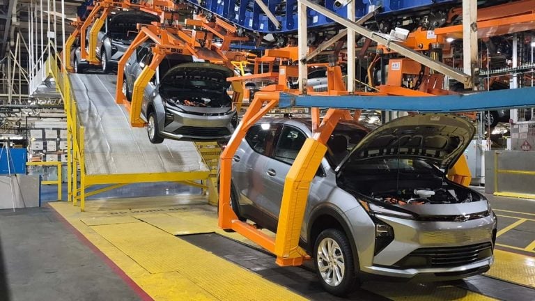 Pohľad na montážnu linku elektromobilu Chevrolet Bolt