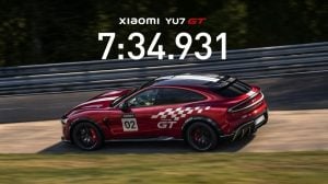 Elektrické SUV Xiaomi YU7 GT počas rekordnej jazdy na okruhu Nürburgring.