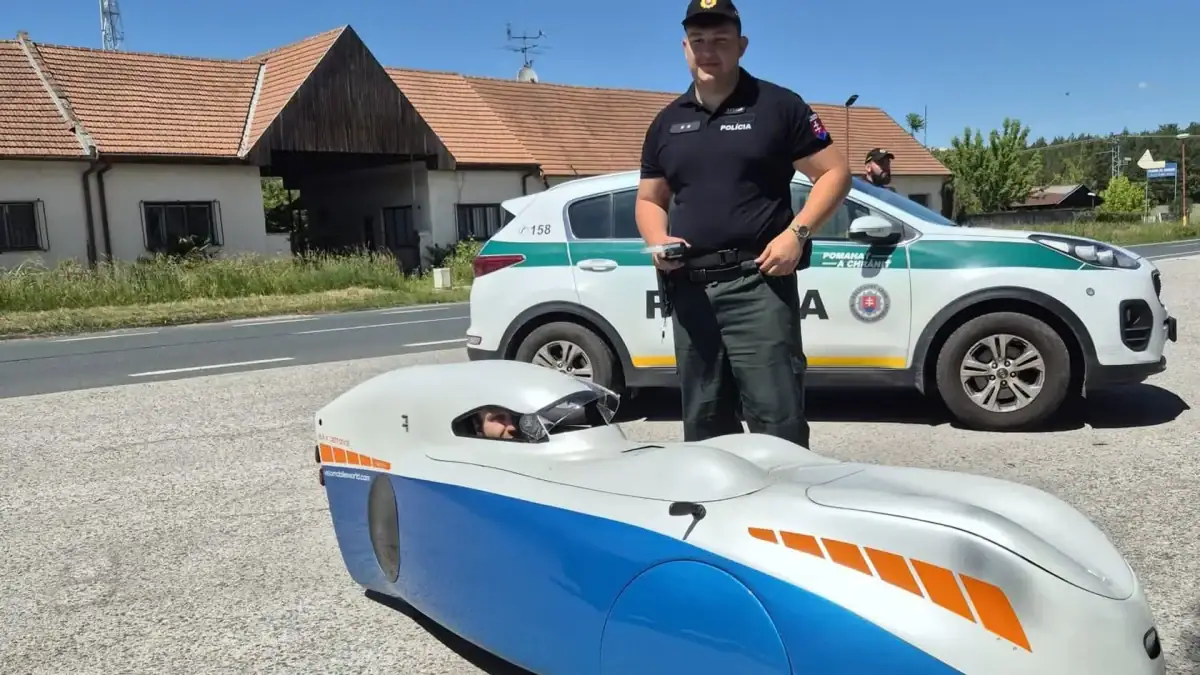Slovenských policajtov zaskočil zvláštny dopravný prostriedok. Prišiel zo zahraničia