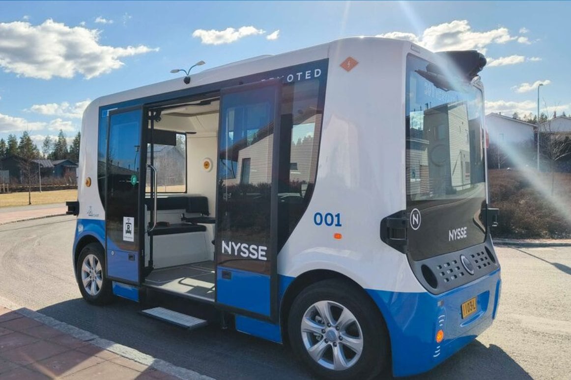 Koniec šoférov v MHD? Európsky štát spustil prvý plne autonómny autobus v ostrej premávke Self-driving electric shuttle operating on public roads in Finland