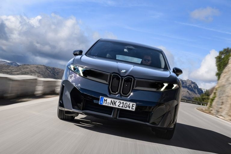 Elektrické SUV BMW iX3 pri nabíjacej stanici