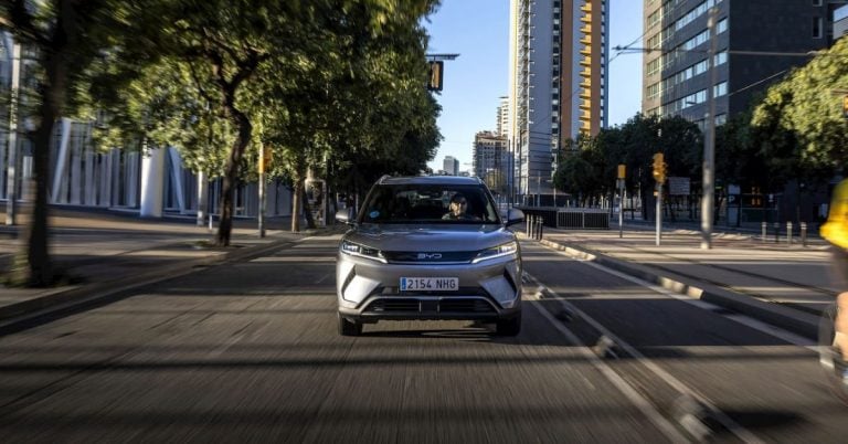 Elektromobil BYD pred výrobnou halou