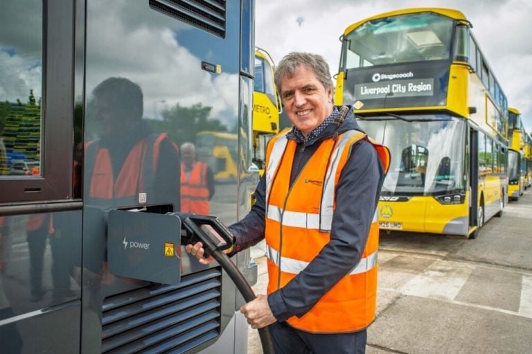 Elektrifikované autobusové depo Gillmoss v Liverpoole s elektrickými autobusmi