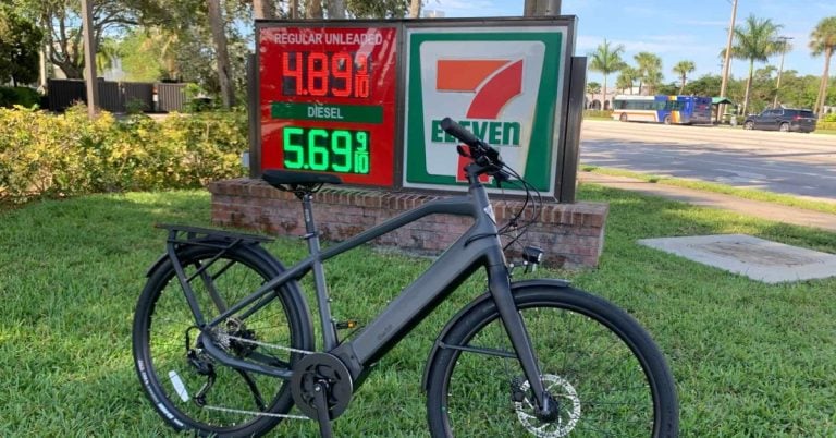 Elektrický bicykel pripravený na jazdu v meste