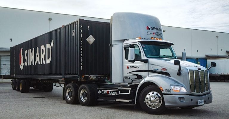 Elektrický ťahač Peterbilt 579EV prepravuje kontajner v prístave