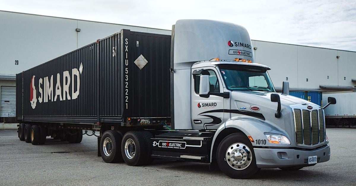 Nafta dostáva tvrdú ranu. Nové kamióny vyrážajú do ostrej prevádzky, ušetria tisíce eur Elektrický ťahač Peterbilt 579EV prepravuje kontajner v prístave