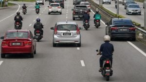 diaľnica autá motorky elektrické skútre