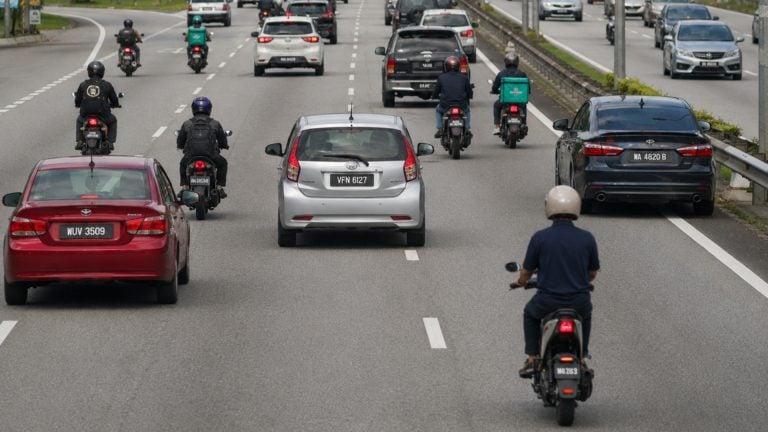 diaľnica autá motorky elektrické skútre