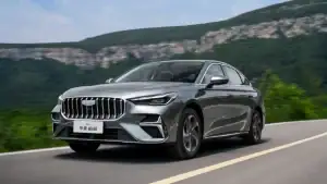 Čínsky hybridný sedan Geely Emgrand i-HEV s nízkou spotrebou