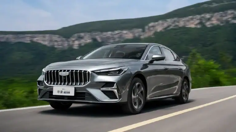 Čínsky hybridný sedan Geely Emgrand i-HEV s nízkou spotrebou
