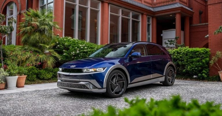Hyundai IONIQ 5 zaparkovaný v prírode ako ideálne rodinné auto