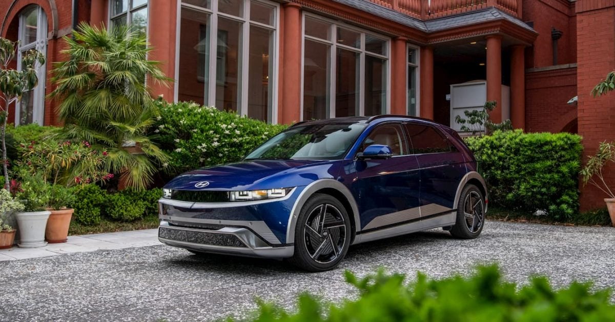 Juhokórejská automobilka trhá rekordy. Po ich novom EV sa len tak zaprášilo Hyundai IONIQ 5 zaparkovaný v prírode ako ideálne rodinné auto