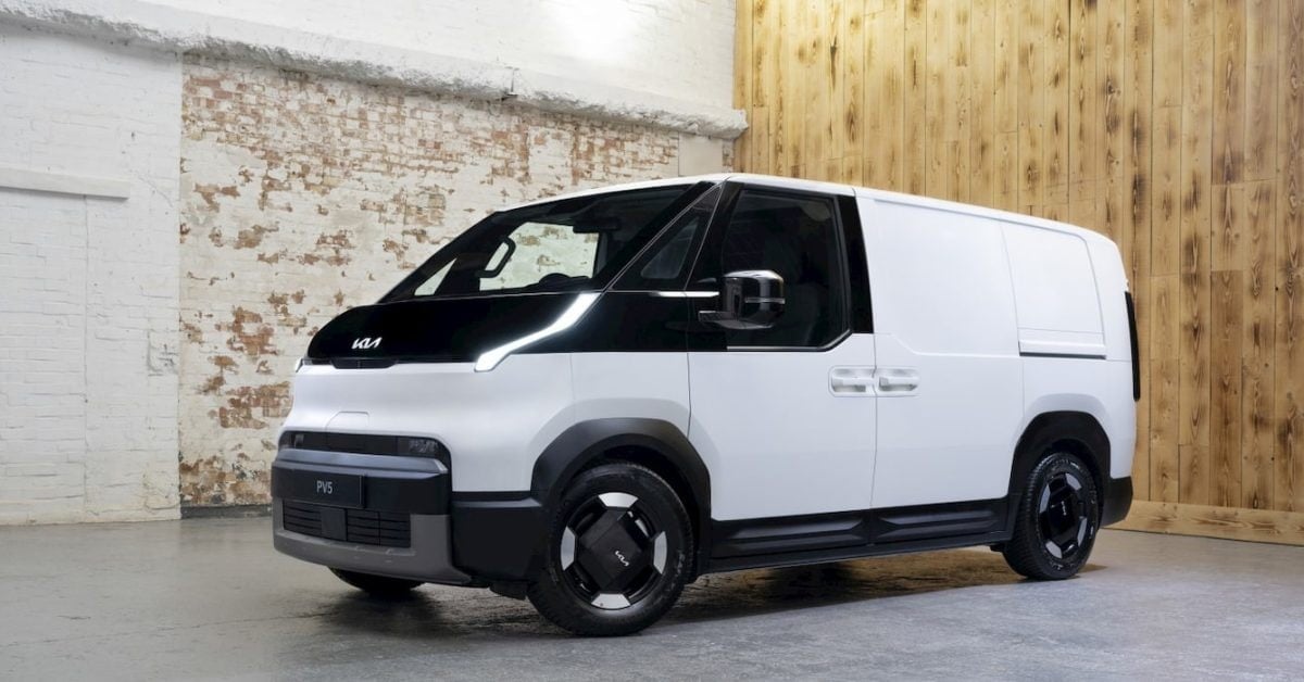 Nestíhajú ju vyrábať. Nová elektrická Kia vyvolala celosvetový ošiaľ, musia ju limitovať Elektrická dodávka Kia PV5 na nabíjacej stanici