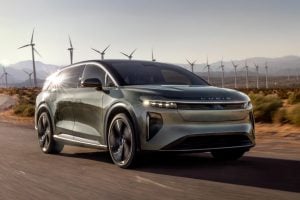 Luxusný elektromobil Lucid Air zaparkovaný na ceste