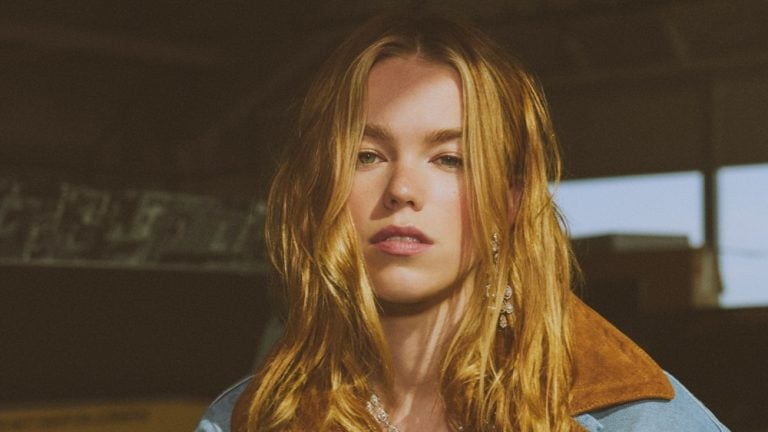 Milly Alcock ako nová predstaviteľka Supergirl