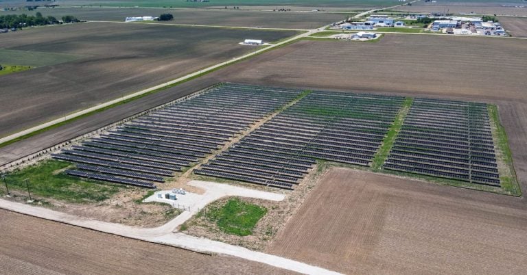 Letecký pohľad na solárne panely postavené na bývalej uhoľnej bani v Illinois