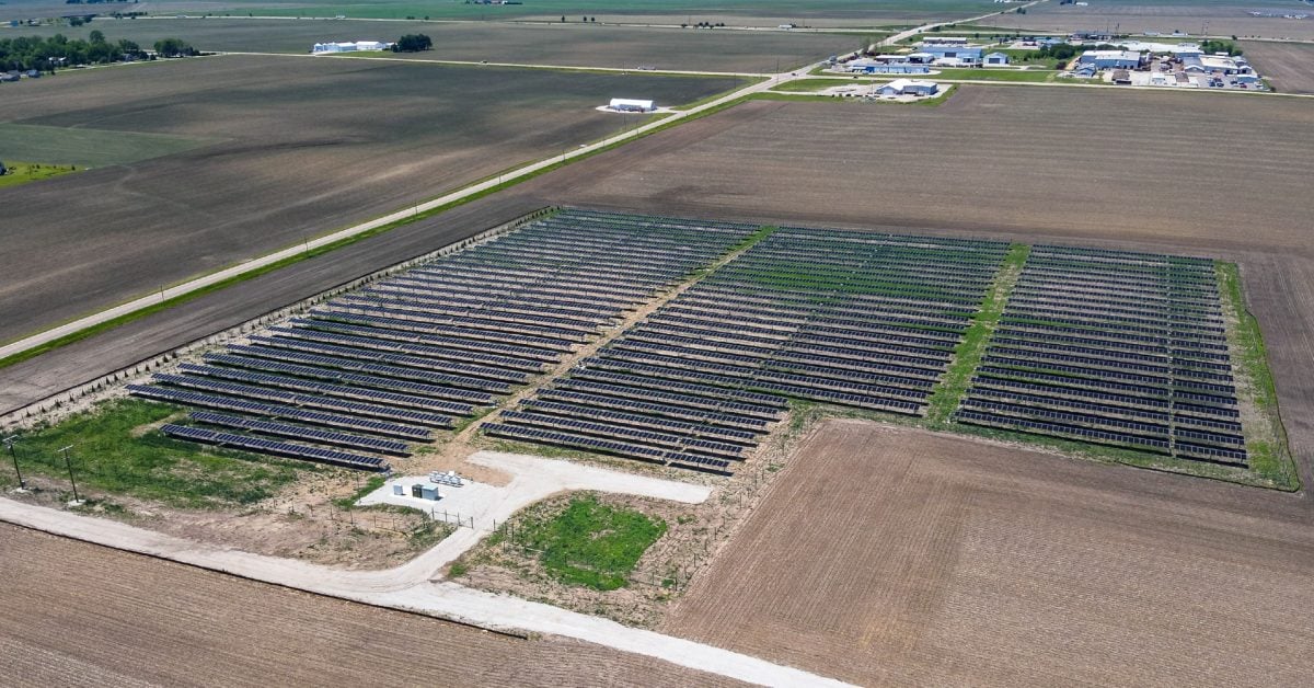 150-ročnú uhoľnú baňu premenili na niečo nevídané. Takto chce štát získavať čistú energiu Letecký pohľad na solárne panely postavené na bývalej uhoľnej bani v Illinois