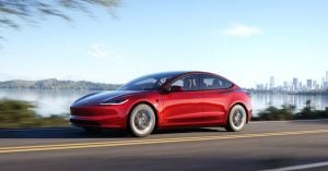 Tesla Model 3 v červenej farbe