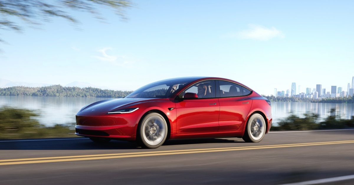 Tesla Model 3 v červenej farbe